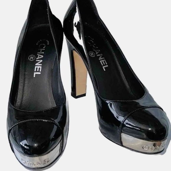 CHANEL Trendy - Chrome Name Plate Logo - Black Patent Leather High Heel 39 8.5 - Picture 1 of 6